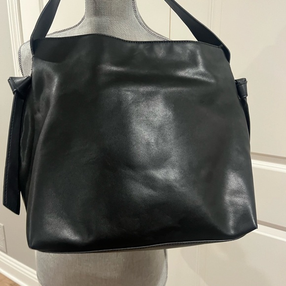 Kenneth Cole Reaction Black Shoulder Bag - Picture 1 of 7